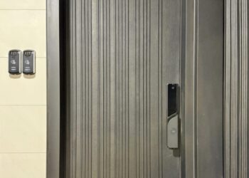 大門外推違規風波延燒! 貓眼電子鎖成居安新解方