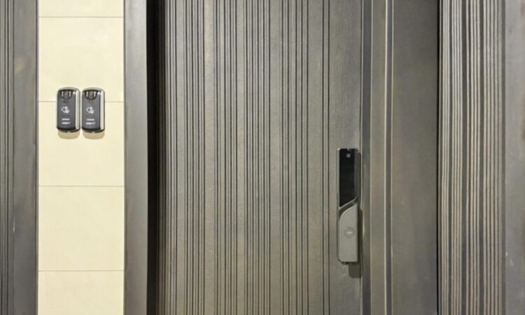 大門外推違規風波延燒! 貓眼電子鎖成居安新解方