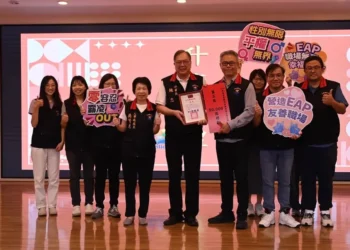 花蓮縣政府四月份升旗典禮 副縣長顏新章勉縣府團隊堅守崗位 持續帶動花蓮前行