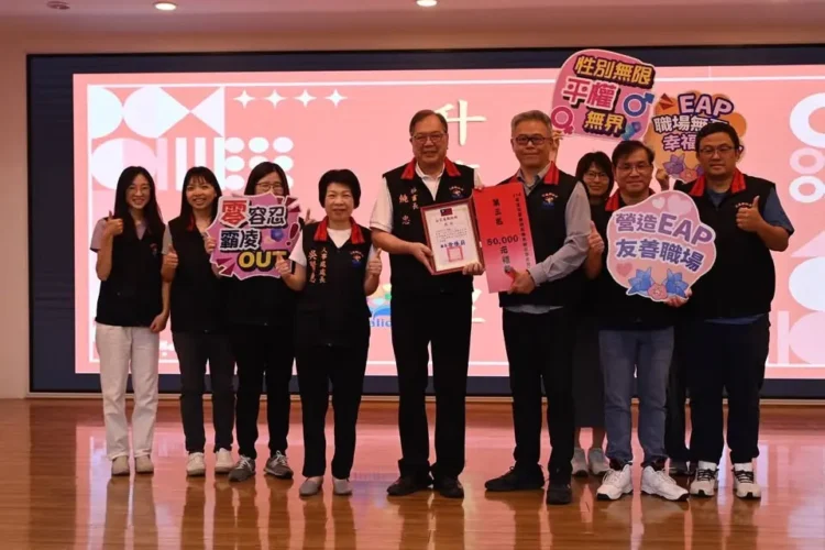 花蓮縣政府四月份升旗典禮 副縣長顏新章勉縣府團隊堅守崗位 持續帶動花蓮前行