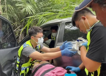 驚險！自小客滑落鸞山邊坡 鹿野警義消偕在地議員「長背板接力」火速救援