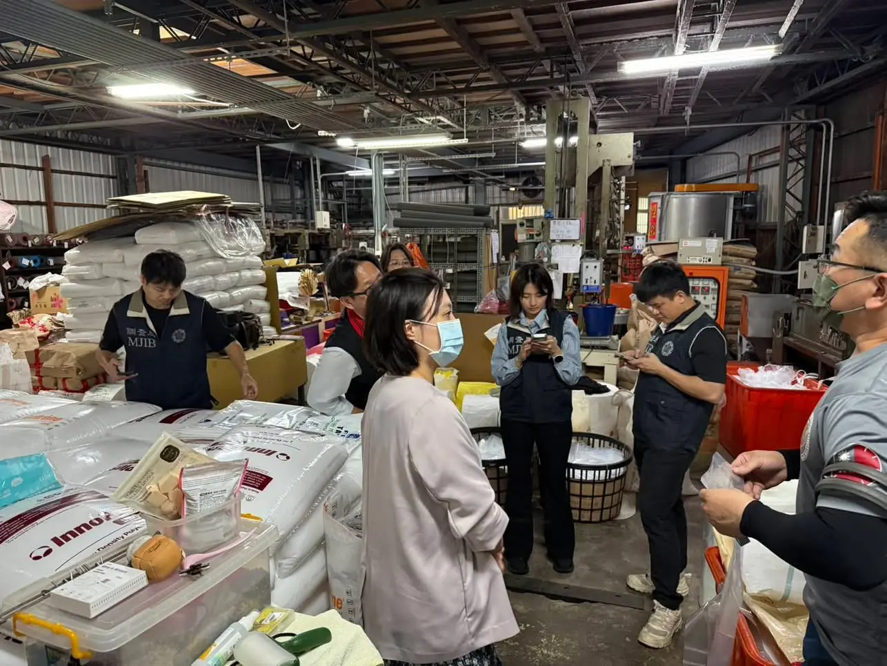 【花檢第三波查緝溯源出擊 走訪轄內全數塑膠製造廠 掌握原料供需嚴防囤積】
