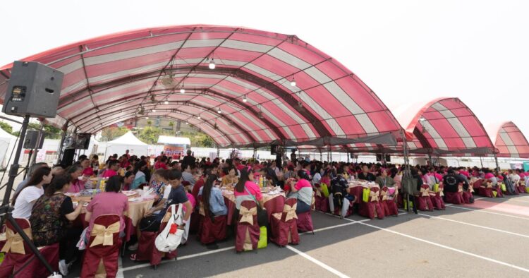 高雄夢時代人潮爆滿引關注 台味開桌宴真相掀熱議