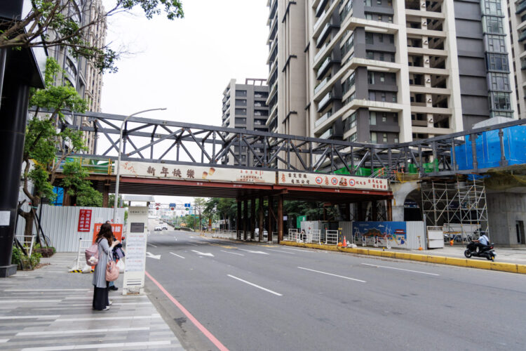高虹安視察關埔新地標 慈雲空橋主體順利對接