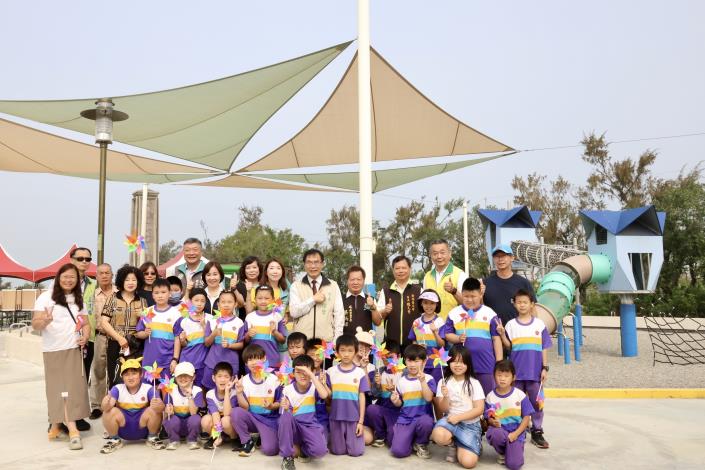 臺南市長黃偉哲帶領小朋友開箱鄭成功紀念公園新遊具 打造安南區寓教於樂新亮點