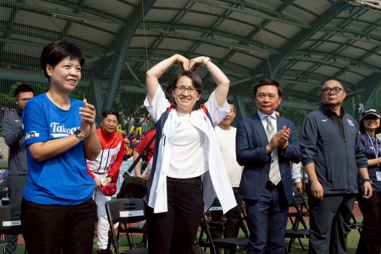 蕭美琴副總統出席企業女子壘球聯賽開幕戰 倡議女性友善運動環境持續深化