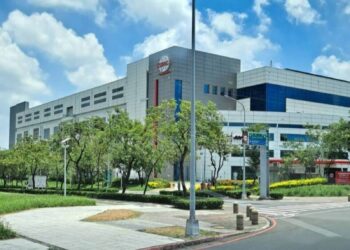 15日台積電股價、台股指數開盤後不斷向上突破續創新高