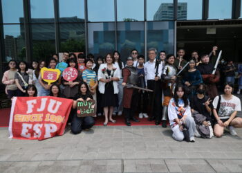 打造閱讀與生活共感場域! 桃市圖攜手桃知道GELEVEN PLAZA推國際書香日系列活動「閱讀餐桌」結合書與玫瑰 讓城市戀上閱讀