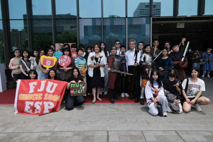 打造閱讀與生活共感場域! 桃市圖攜手桃知道GELEVEN PLAZA推國際書香日系列活動「閱讀餐桌」結合書與玫瑰 讓城市戀上閱讀